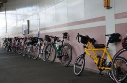 秋津駅ホームに並ぶ自転車