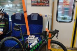 自転車をベルトで電車内に固定