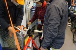 参加者に手を貸す西武鉄道社員