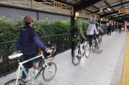 駅構内を移動する参加者