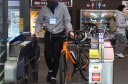 自動改札を通過する参加者