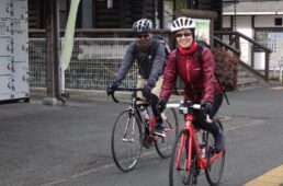 自転車に乗る中村さん、宋さん夫婦