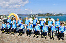 来島海峡大橋を前に並ぶセトウチヴェロの参加者