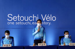 サミットで「愛媛宣言」を行う愛媛県の中村時広知事