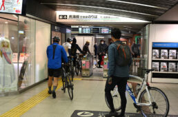 そのままの自転車を押し、改札を通って難波駅のホームへ