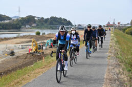 シマノレーシングの野寺監督が集団を引っ張る