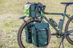 チューブスのフロントキャリヤを介してスイフトインダストリーズのサイドバッグを装着