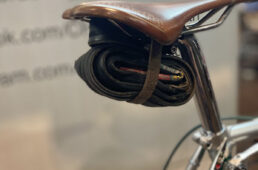 サドル下部に収まる予備のチューブラータイヤ