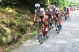 ツール・ド・ラヴニール2017最終ステージで集団を牽引をする日本U23