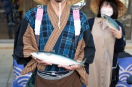 出迎えるおばま観光局の原田さん