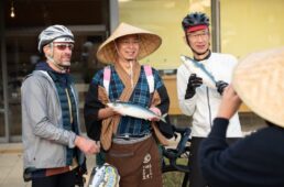 写真を撮る原田さんたち