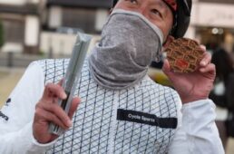 コースターと橋を持つシシャチョー