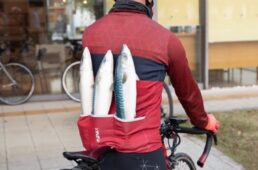 鯖をポケットに入れて帰ろうとする参加者