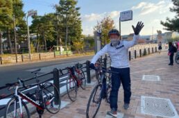 手を挙げるシシャチョー