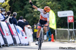 秋吉台カルストロードレースでフィニッシュ後、声援に応える久保⽥