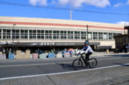 越後湯沢駅前を走る