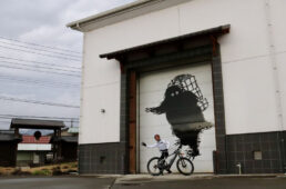 シャッターに雪男