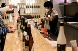 八海山雪室の試飲コーナー