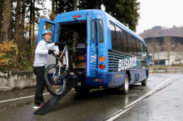 ココロゆうゆう号の後部に自転車を搭載