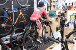 店内の傍らでZwiftでトレーニングする岩崎 嶺店長