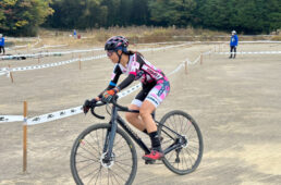 シクロクロスレースで走る羽田野さん
