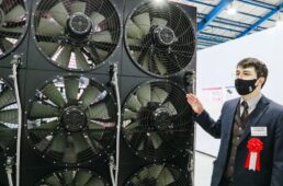 整った気流を生み出す仕組みを説明するジョシュア氏