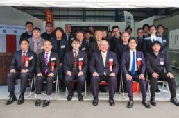 開所式での集合写真