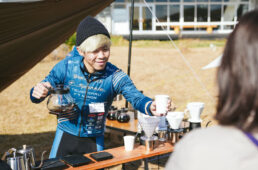 スパークルおおいたのキャプテンがコーヒーを淹れる