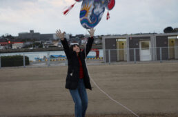 バラモン凧の色塗り体験と凧揚げ体験