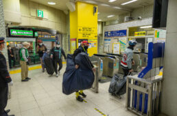 浅草駅の改札をくぐる