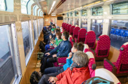 カゾリングトレインツアー車内の様子