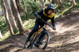 ロックホッパーを試乗する板垣さん