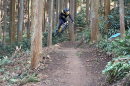 ロックホッパーでジャンプする板垣さん