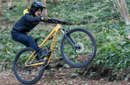 ロックホッパーを試乗する板垣さん