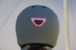 LEDテールランプが装備されたヘルメット