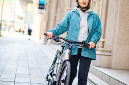 さまざまな服装にマッチするデザインのヘルメット