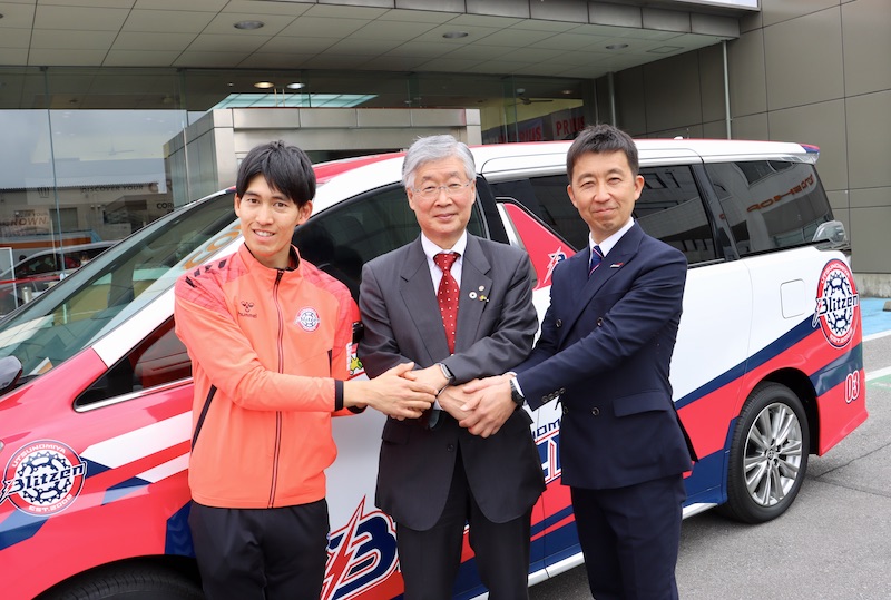 トヨタカローラ栃木が宇都宮ブリッツェンに「ヴェルファイア」を提供