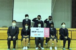 au損保が都立高校の生徒にヘルメットを贈呈