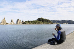 おざきひもののソフトクリームを食べる