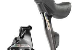 フォースeタップAXSのレバーとブレーキキャリパー