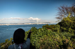 灯台から明石海峡大橋を望む