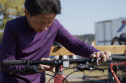 自転車を点検する松井さん