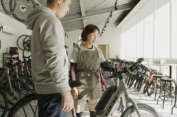 客に教える荻原さん