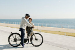 客に教える荻原さん