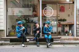 店先でのんびりカフェタイムを楽しむ