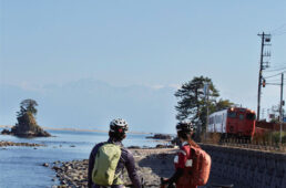JR氷見線の雨晴駅側から雨晴海岸を望めるフォトスポット