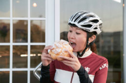 さかじりのでっかいシュークリームを食べる