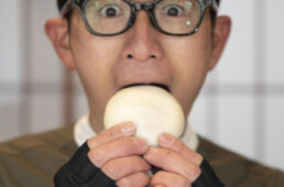 酒饅頭を食べる中島さん