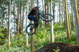 新型ターボ リーボ SLでビッグジャンプを飛ぶマット・ハンター氏