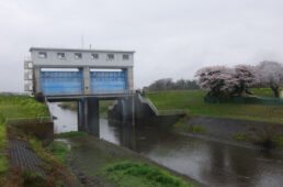 糸繰川の流量を調整する水門